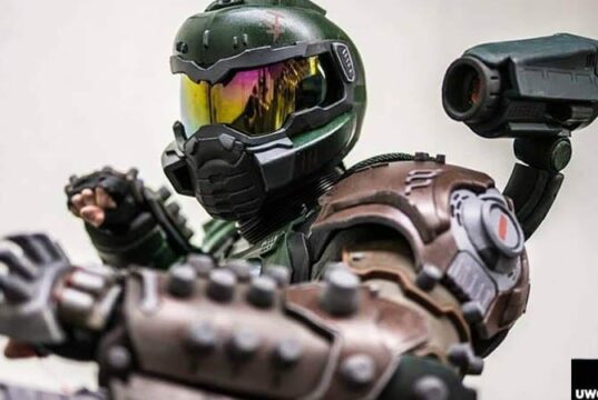 Doom Slayer aus DOOM Eternal steigt aus Hölle empor!