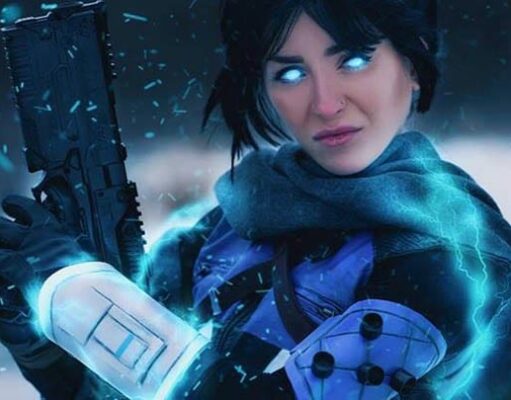 Lisa Mancini geht mit Wraith aus Apex Legends durchs Dimensionstor in die Realität